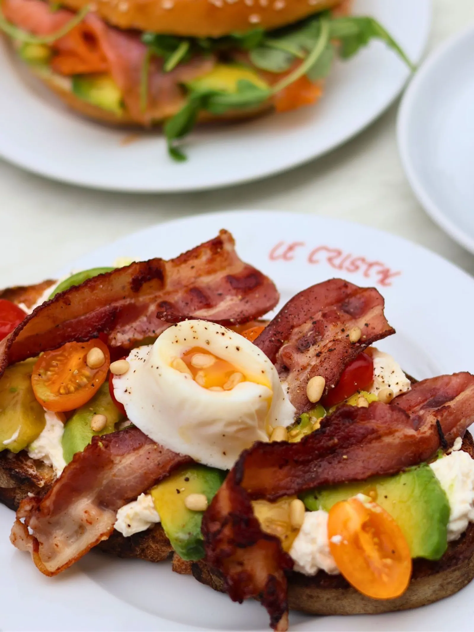 Assiette de brunch, œuf, bacon et avocat, servie au Cristal à Pau