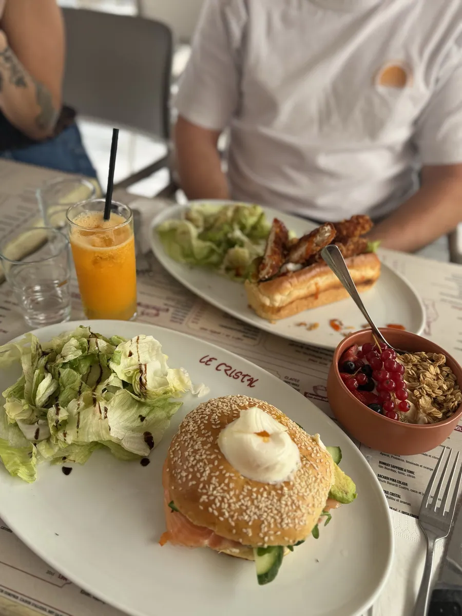 Table de déjeuner dressée en terrasse au Cristal à Pau