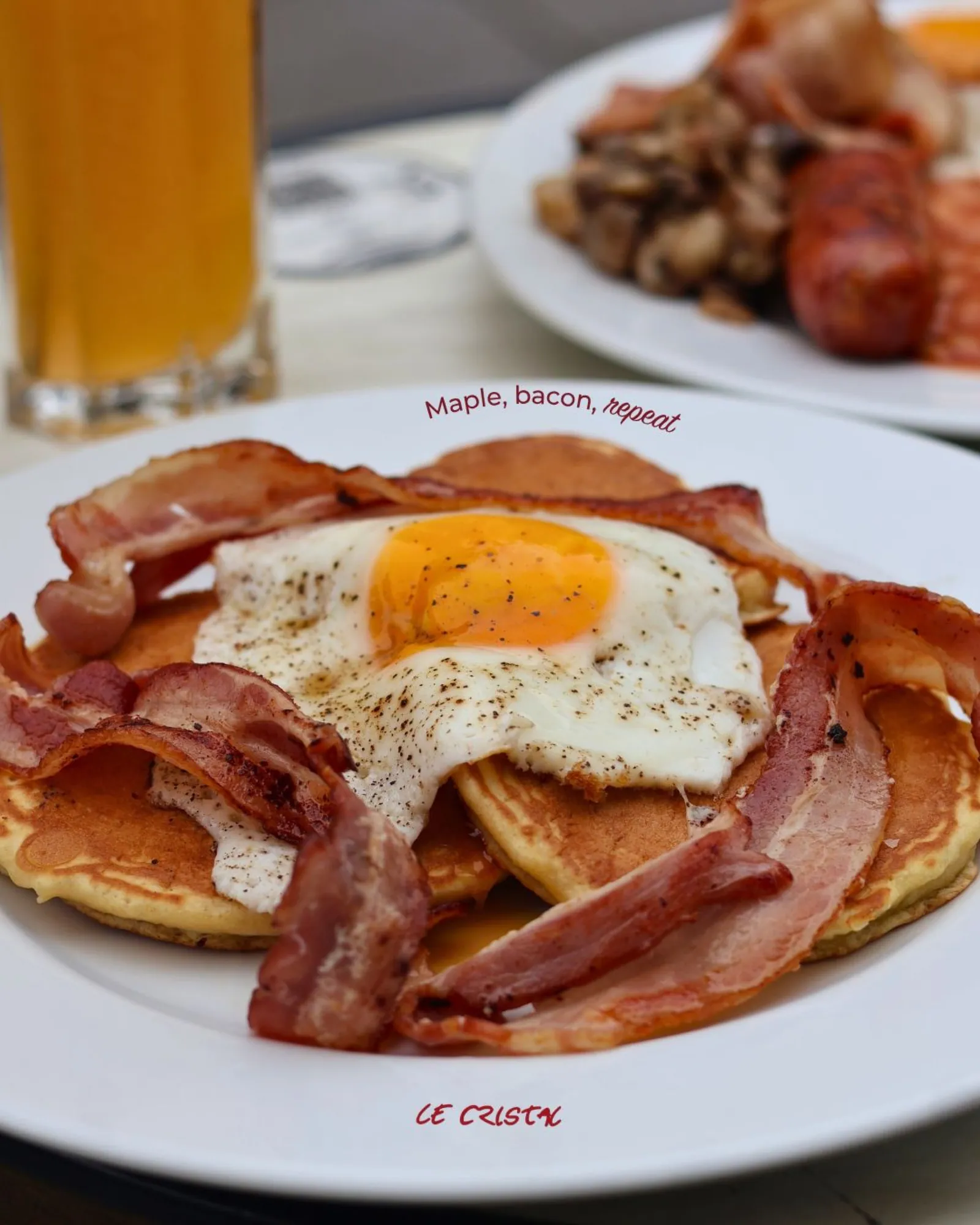 Pancakes au bacon et œuf au plat servis pour le brunch du dimanche au Cristal