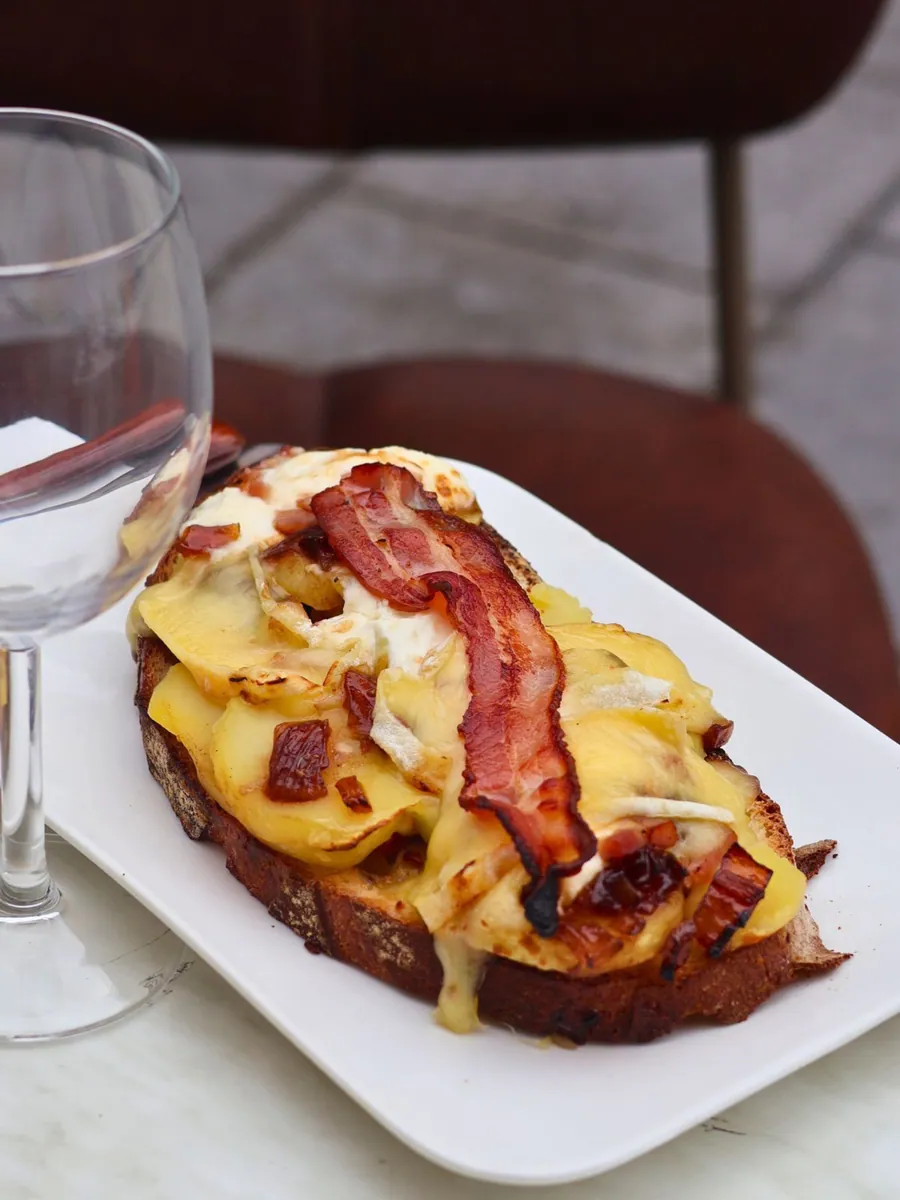 Tartine gratinée au bacon et fromage servie au Cristal